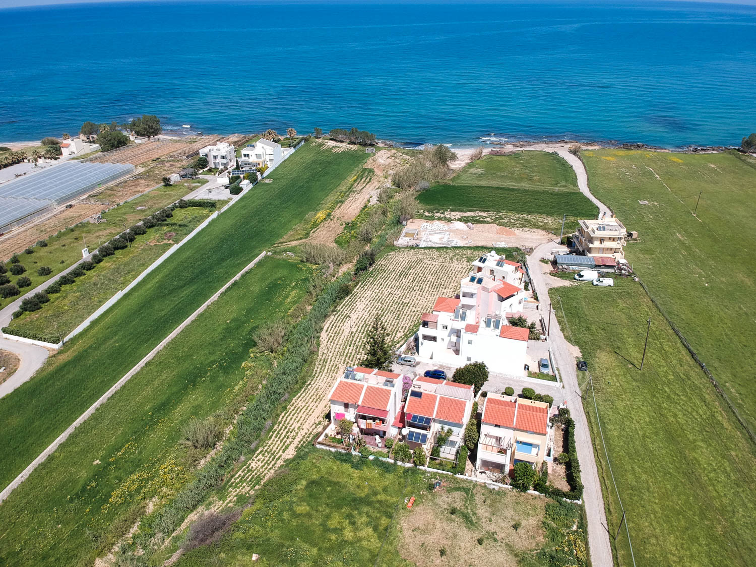 Building plot of 1100 m² near to the sandy beach of Rethymno with ready building proposal