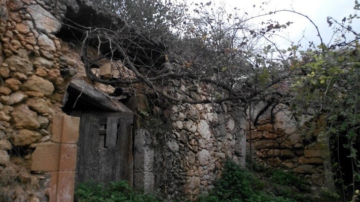 Oud verwoest huis