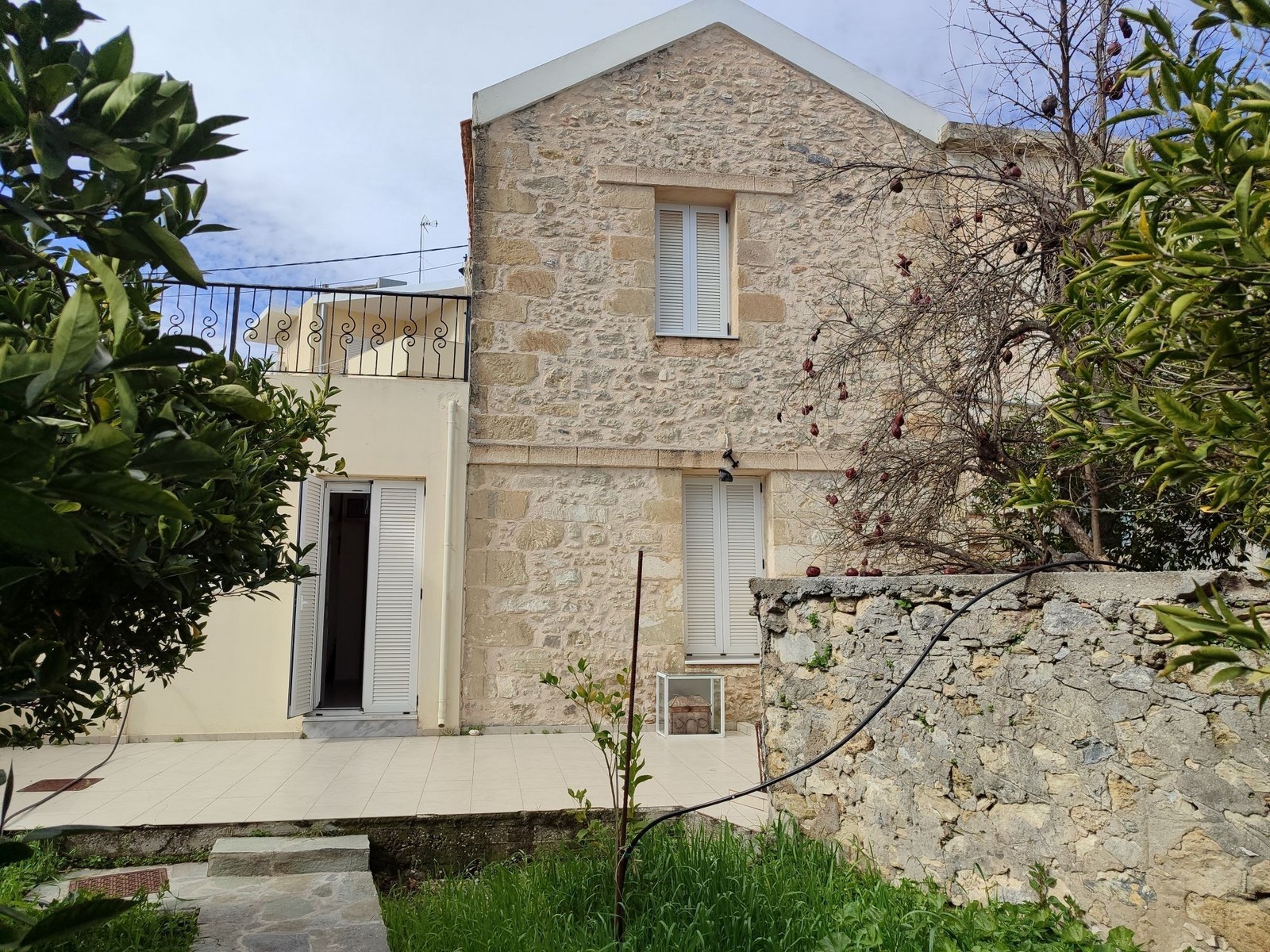 Stunning renovated stone house 117m2 with garden. 