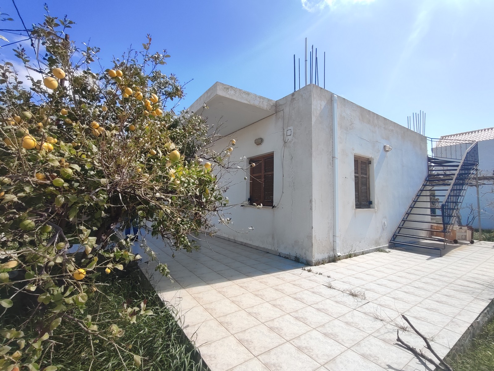 Detached house 80m2 on a plot of 512m2. Just 120 meters from the beach.