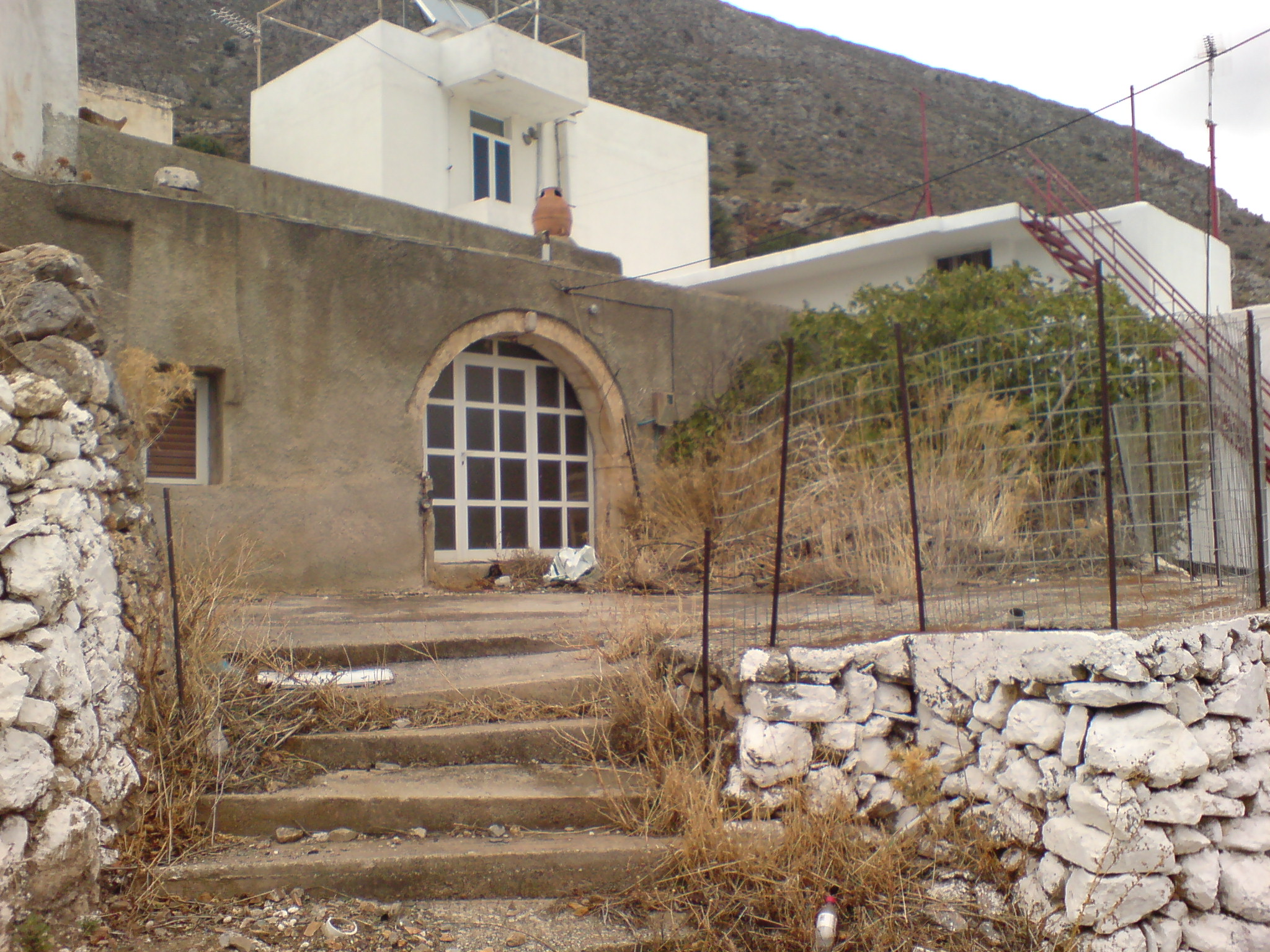 Huis te koop voor renovatie in het mooie dorp Asomatos.