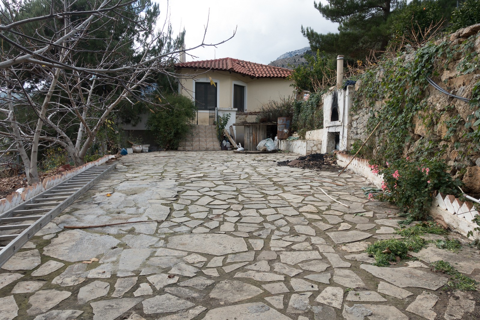 Excellent Detached House 120μ2. with a warehouse of 80μ2 on a plot of 1.300m2.