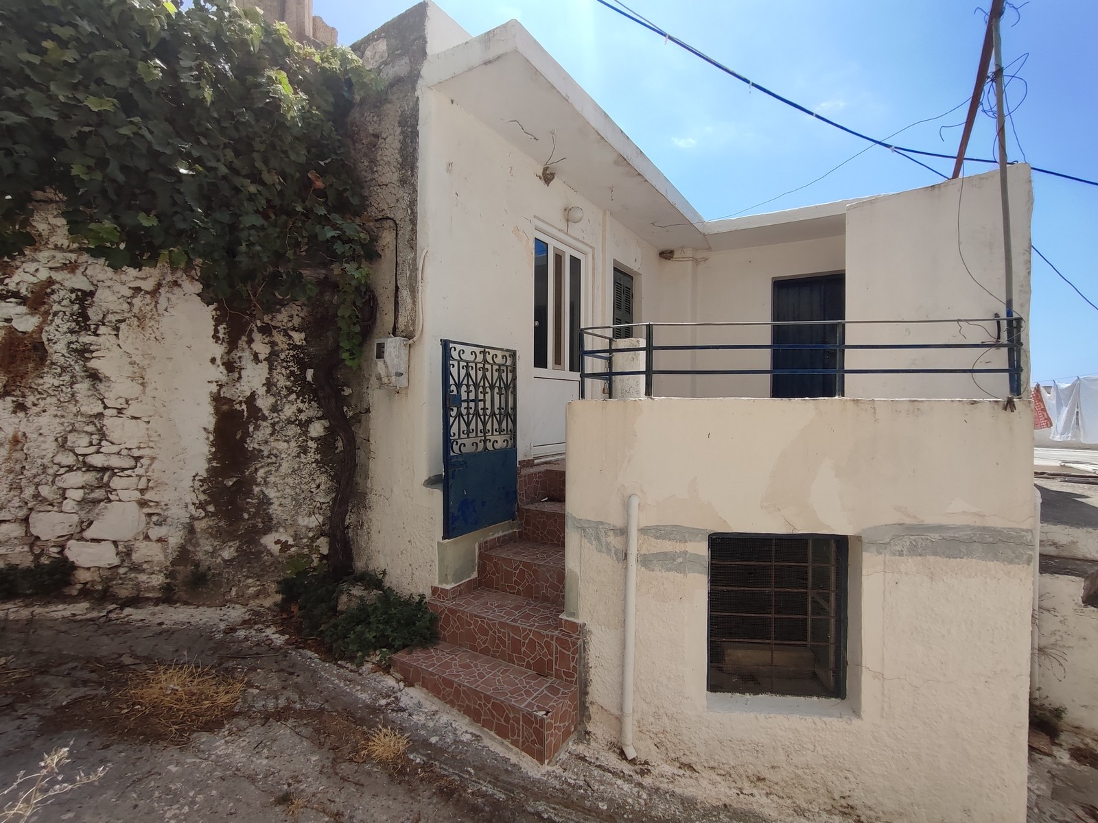 Oude maisonnette met terras ligt in het dorp Agios Vassilios Viannou.