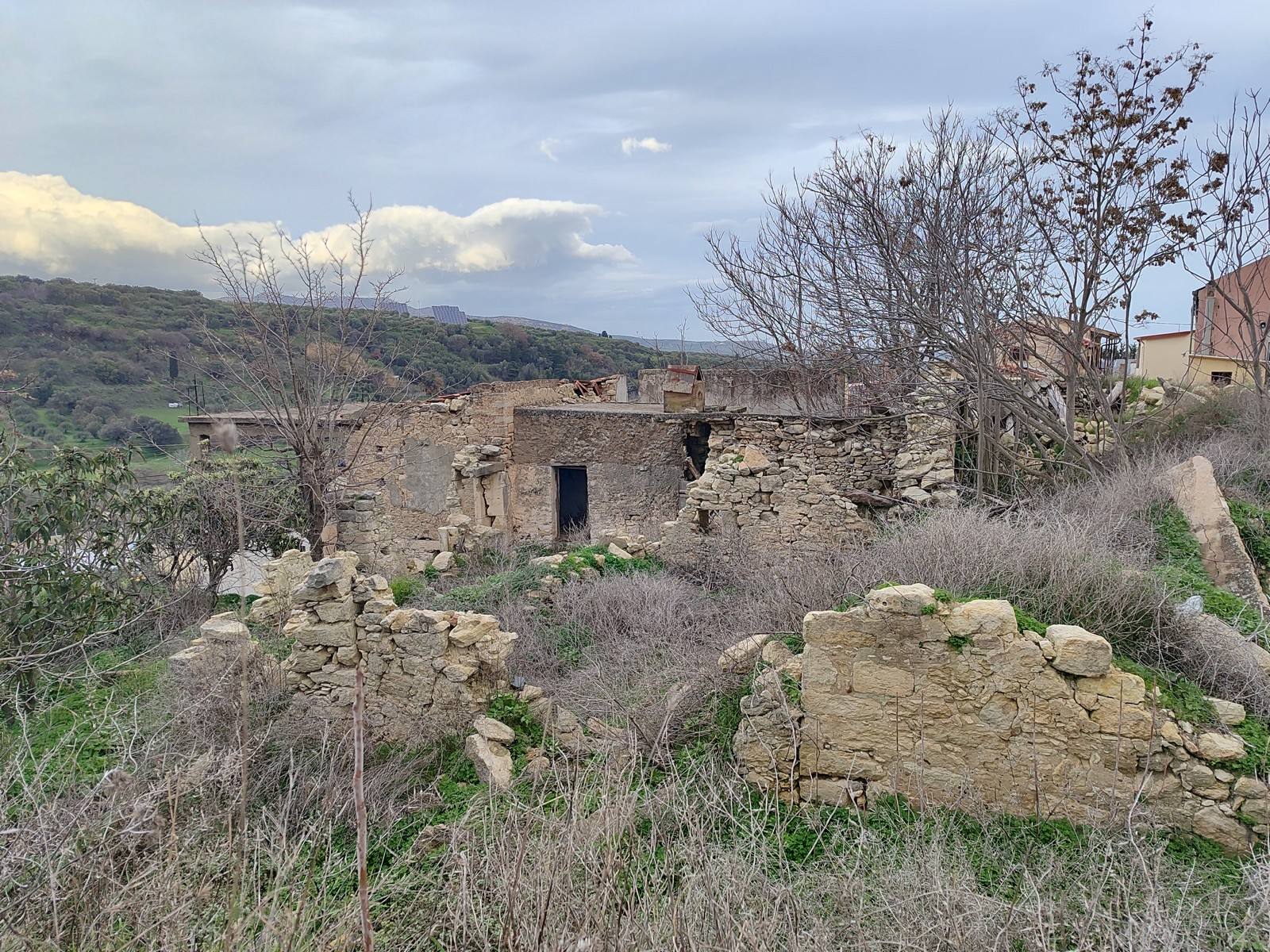 Πωλείται οικόπεδο 300μ2 εντός οικισμού με παλιό πέτρινο κτίσμα. 