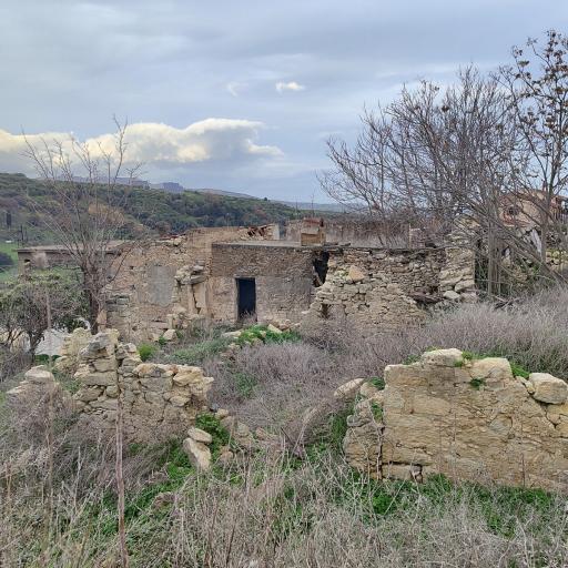 Πωλείται οικόπεδο 300μ2 εντός οικισμού με παλιό πέτρινο κτίσμα. 