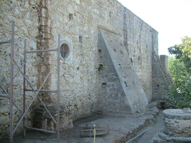 Καθαρισμός αποθήκης, με υδροβολή και αμμοβολή (για την Εφορεία Βυζαντινών Αρχαιοτήτων) 