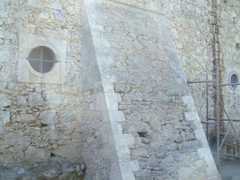 Καθαρισμός αποθήκης, με υδροβολή και αμμοβολή (για την Εφορεία Βυζαντινών Αρχαιοτήτων) 