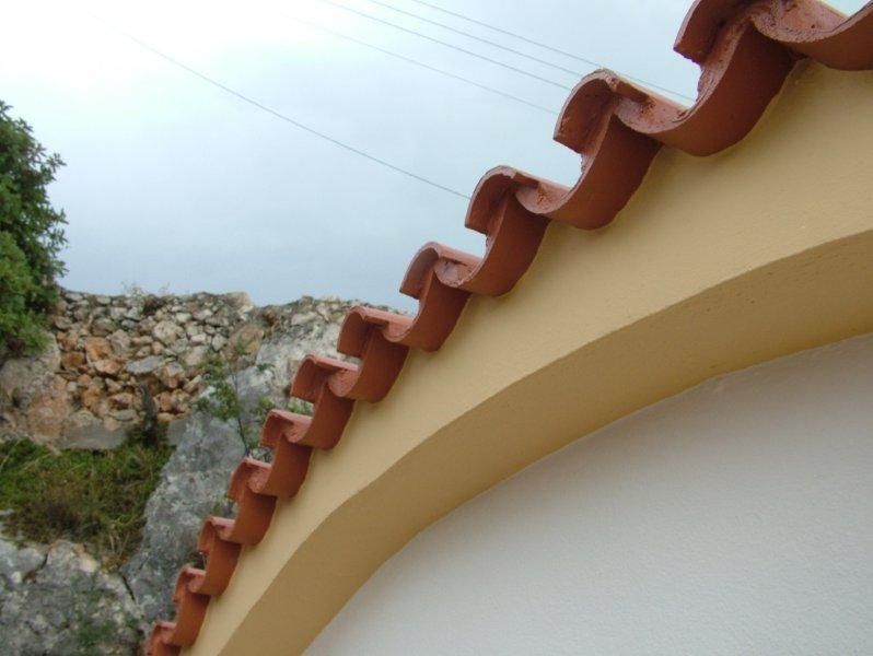 Εξωτερική ανακαίνιση, μόνωση επισκευή κεραμιδιών.
