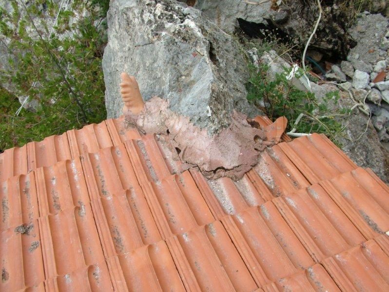 Εξωτερική ανακαίνιση, μόνωση επισκευή κεραμιδιών.