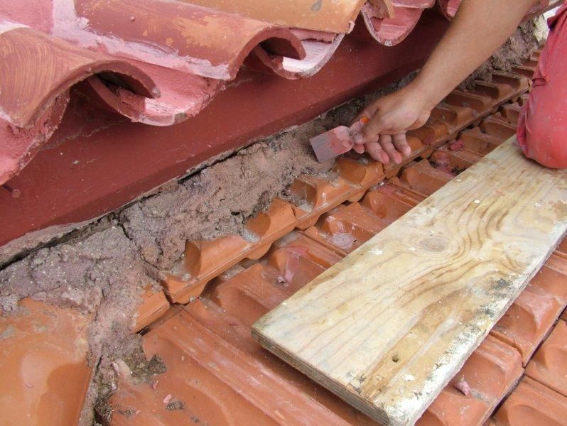 Εξωτερική ανακαίνιση, μόνωση επισκευή κεραμιδιών.
