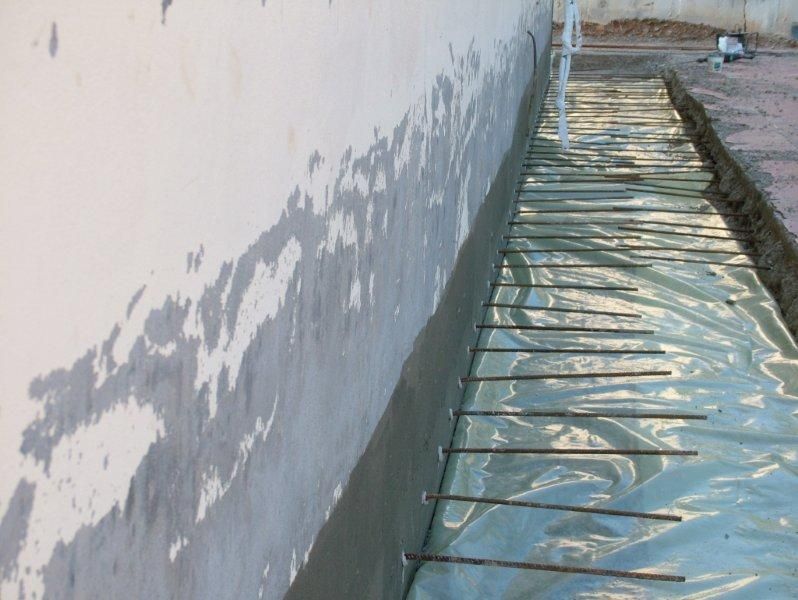 Μόνωση περιμετρικά στην βάση του ιερού ναού.
