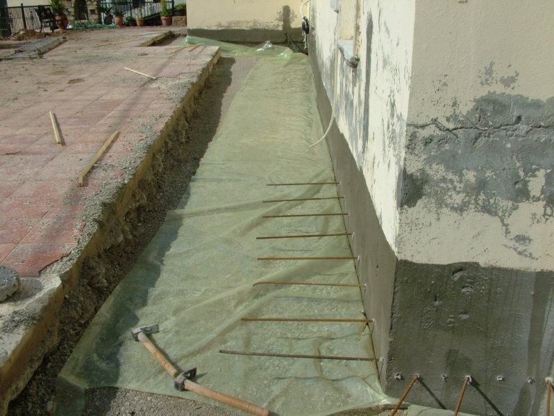 Μόνωση περιμετρικά στην βάση του ιερού ναού.
