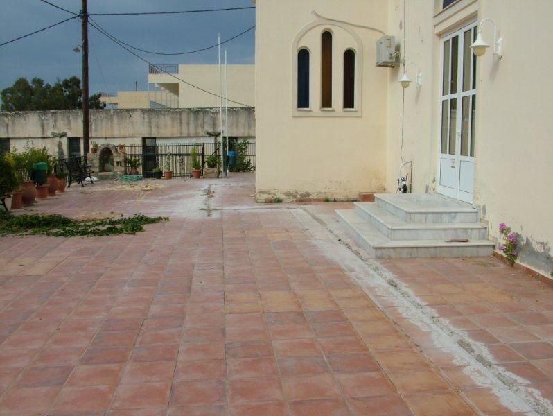 Μόνωση περιμετρικά στην βάση του ιερού ναού.