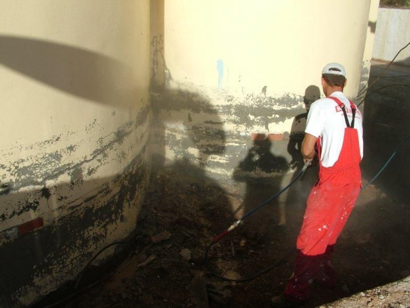 Μόνωση περιμετρικά στην βάση του ιερού ναού.
