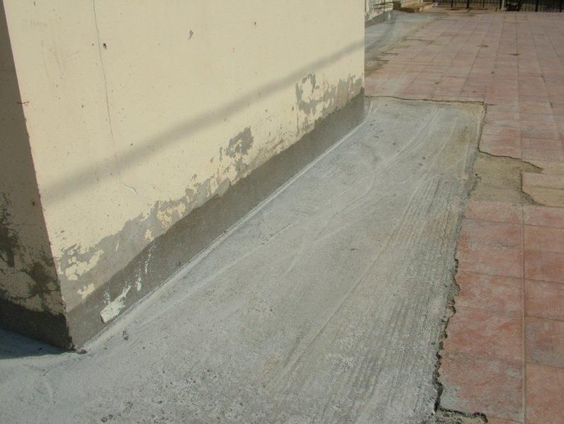 Μόνωση περιμετρικά στην βάση του ιερού ναού.