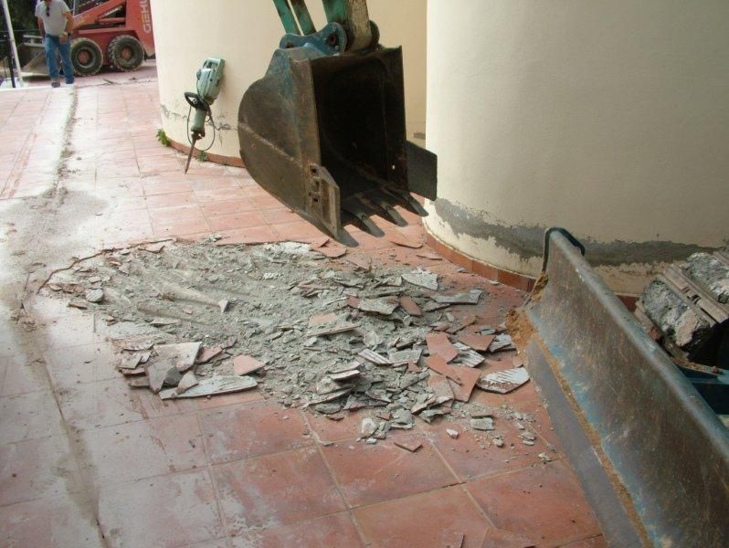 Μόνωση περιμετρικά στην βάση του ιερού ναού.
