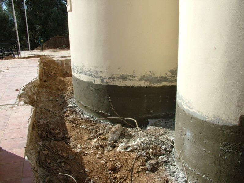 Μόνωση περιμετρικά στην βάση του ιερού ναού.