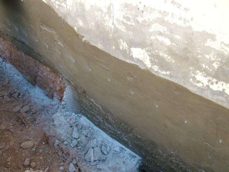 Μόνωση περιμετρικά στην βάση του ιερού ναού.
