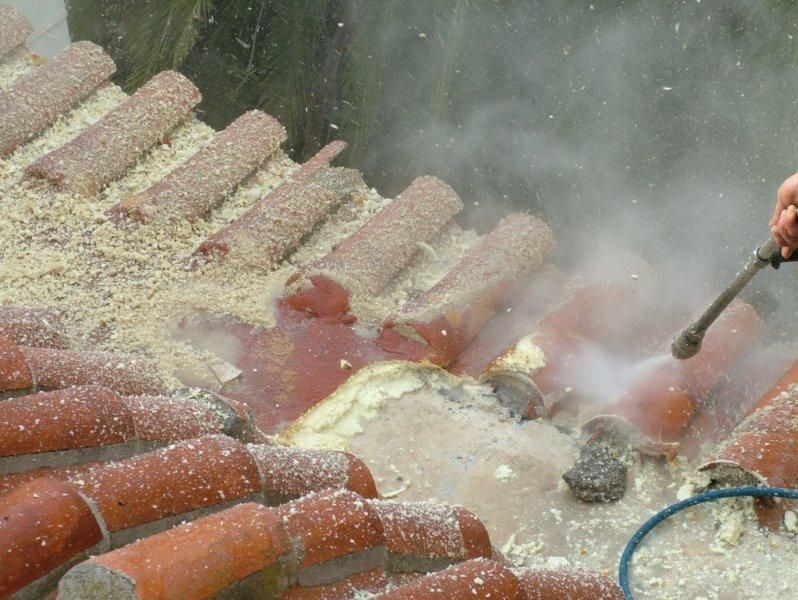 Εξωτερική ανακαίνιση, μόνωση επισκευή κεραμιδιών.