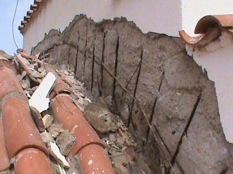 Εξωτερική ανακαίνιση, μόνωση επισκευή κεραμιδιών.