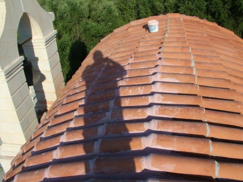 Εξωτερική ανακαίνιση, μόνωση επισκευή κεραμιδιών.