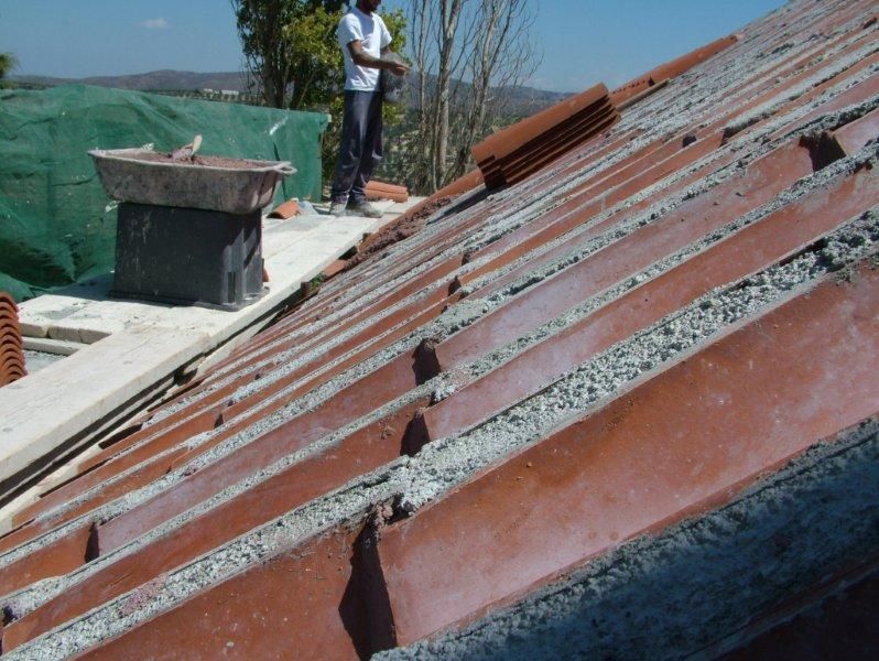 Ξήλωμα παλαιών, τοποθέτηση νέων κεραμιδιών, επισκευή καμπαναριού.