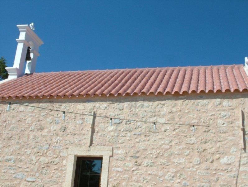Ξήλωμα παλαιών, τοποθέτηση νέων κεραμιδιών, επισκευή καμπαναριού.