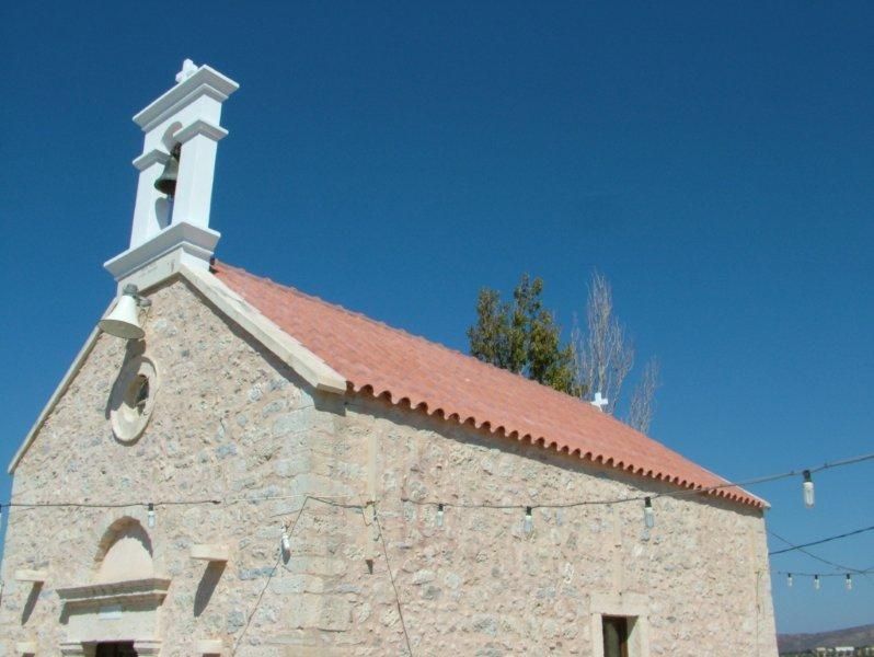 Ξήλωμα παλαιών, τοποθέτηση νέων κεραμιδιών, επισκευή καμπαναριού.