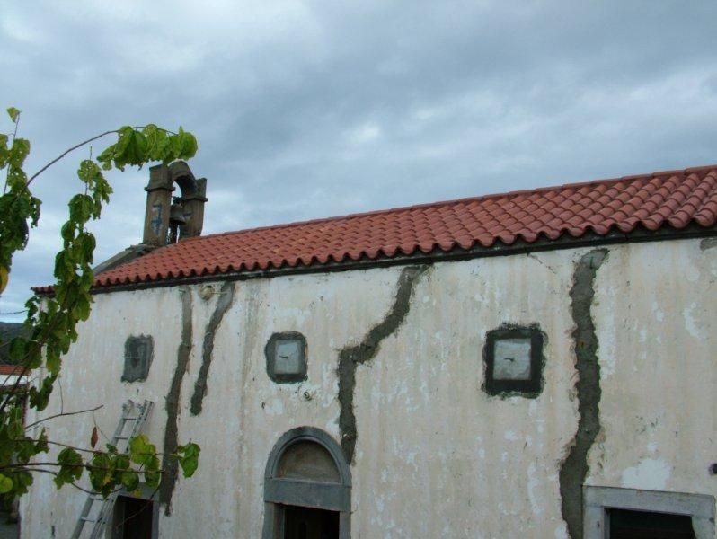 Καθαρισμός πέτρας , εξωτερική ανακαίνιση, μόνωση επισκευή κεραμιδιών.