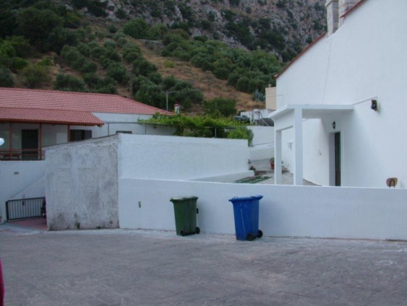 Καθαρισμός πέτρας , εξωτερική ανακαίνιση, μόνωση επισκευή κεραμιδιών.