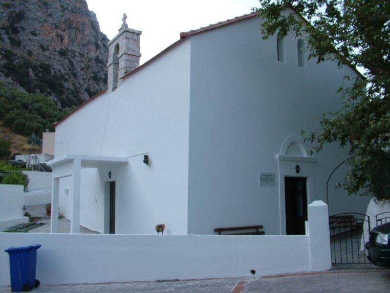 Καθαρισμός πέτρας , εξωτερική ανακαίνιση, μόνωση επισκευή κεραμιδιών.