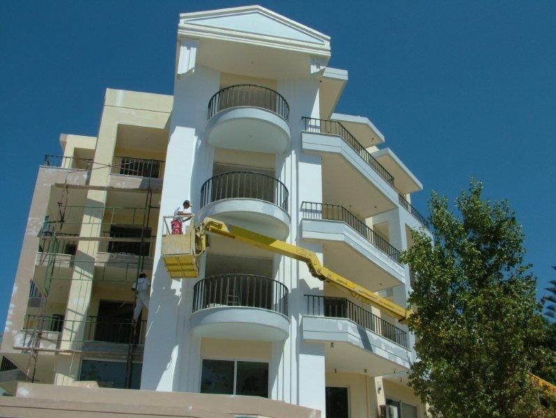 Επισκευές οπλισμού, μονώσεις τοίχων, χρωματισμός, υγρομόνωση θερμομόνωσης ταράτσας.