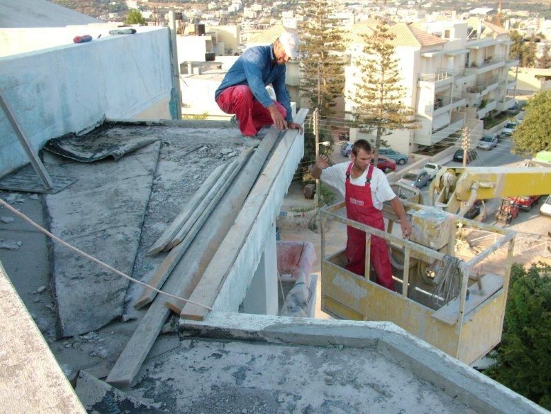 Επισκευές οπλισμού, μονώσεις τοίχων, χρωματισμός, υγρομόνωση θερμομόνωσης ταράτσας.