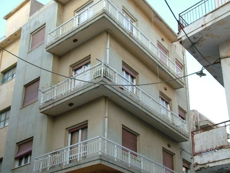 Επισκευές οπλισμού, μονώσεις τοίχων, χρωματισμός.