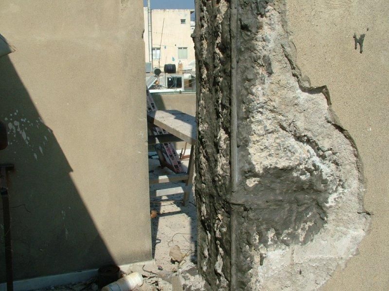 Επισκευές οπλισμού, μονώσεις τοίχων, χρωματισμός.
