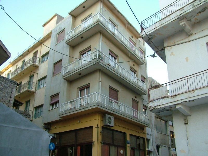 Επισκευές οπλισμού, μονώσεις τοίχων, χρωματισμός.