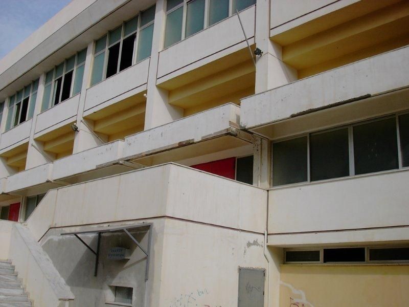 Επισκευές οπλισμού, μονώσεις τοίχων, χρωματισμός.