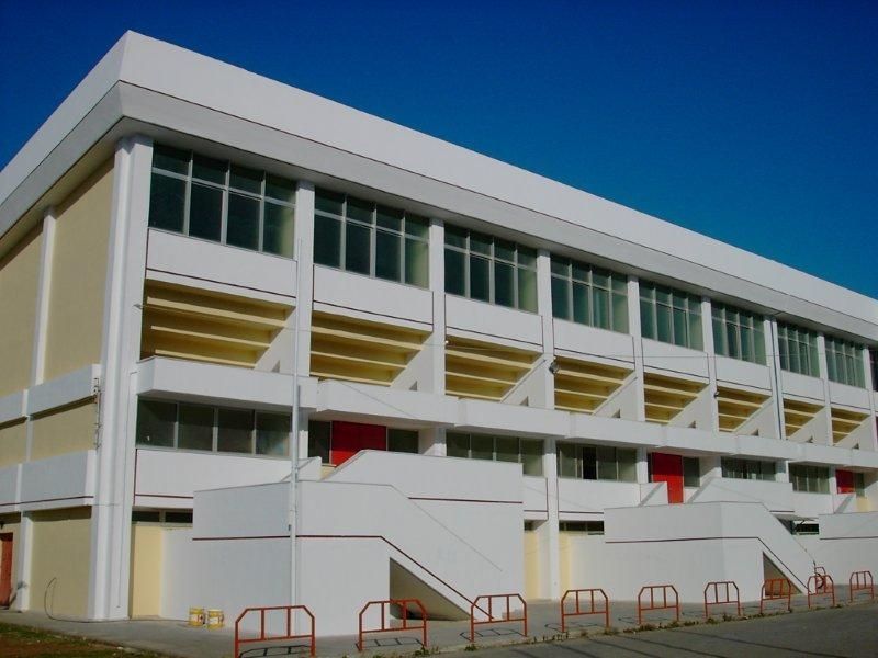 Επισκευές οπλισμού, μονώσεις τοίχων, χρωματισμός.