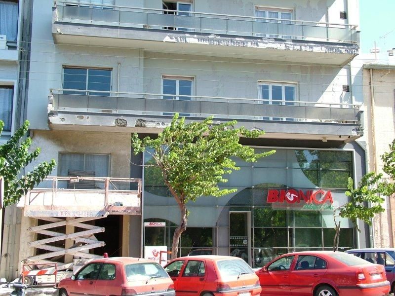 Επισκευές οπλισμού, μονώσεις τοίχων, χρωματισμός.