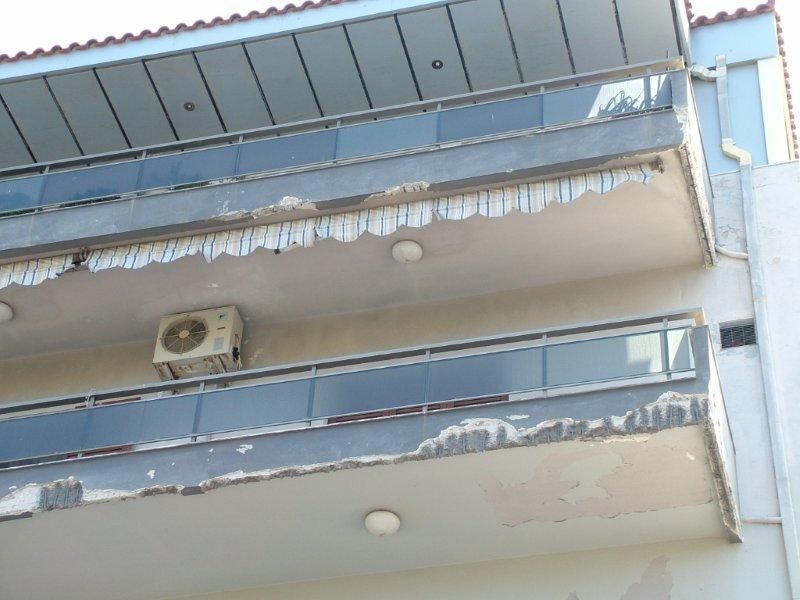Επισκευές οπλισμού, μονώσεις τοίχων, χρωματισμός.