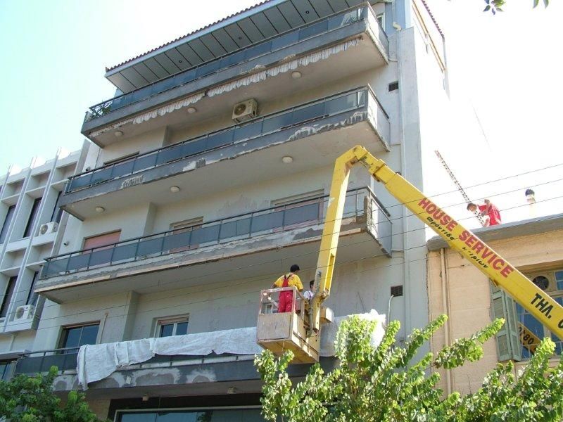 Επισκευές οπλισμού, μονώσεις τοίχων, χρωματισμός.