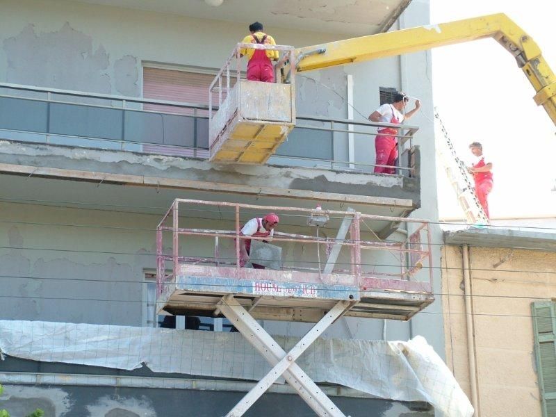 Επισκευές οπλισμού, μονώσεις τοίχων, χρωματισμός.