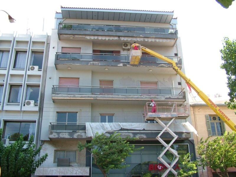 Επισκευές οπλισμού, μονώσεις τοίχων, χρωματισμός.