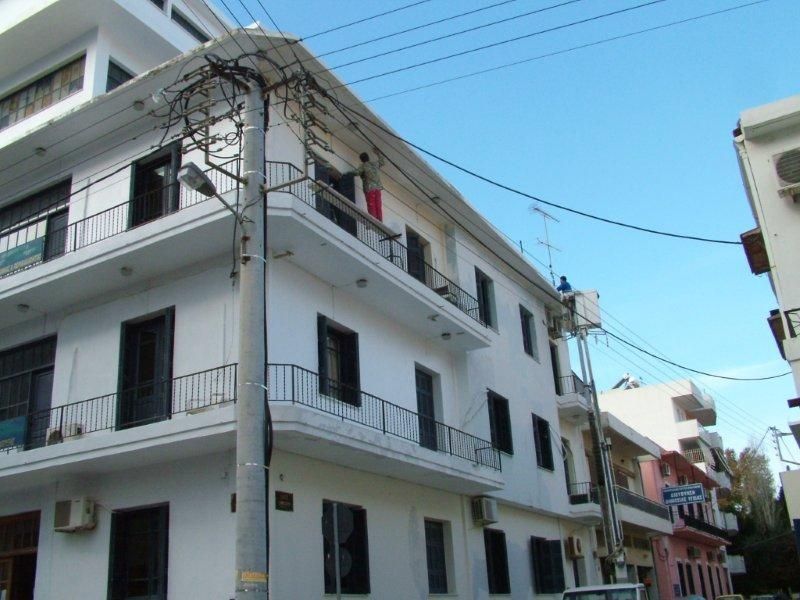 Επισκευές οπλισμού, μονώσεις τοίχων, χρωματισμός.