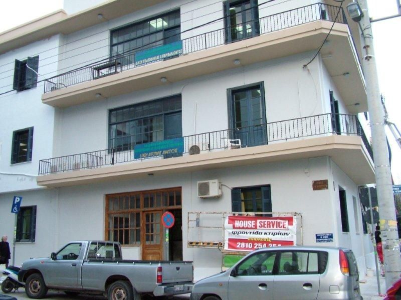 Επισκευές οπλισμού, μονώσεις τοίχων, χρωματισμός.