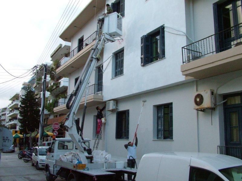 Επισκευές οπλισμού, μονώσεις τοίχων, χρωματισμός.