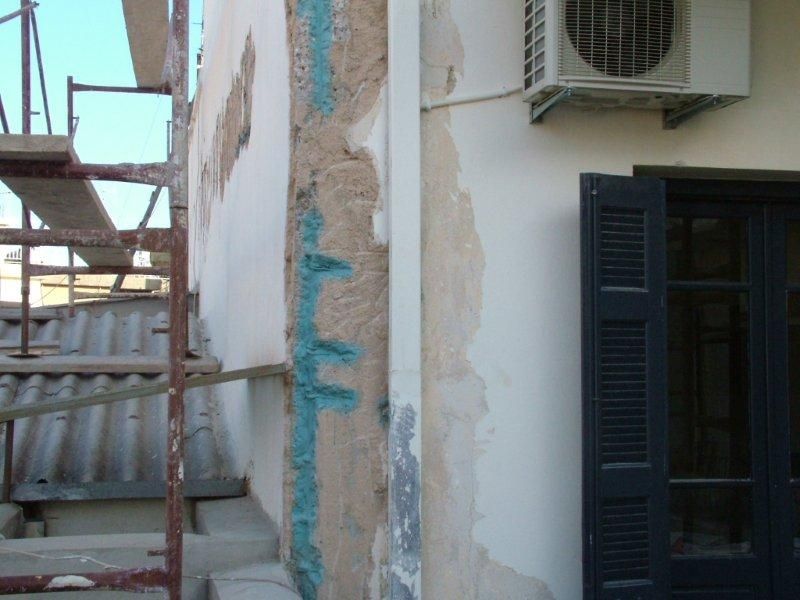 Επισκευές οπλισμού, μονώσεις τοίχων, χρωματισμός.