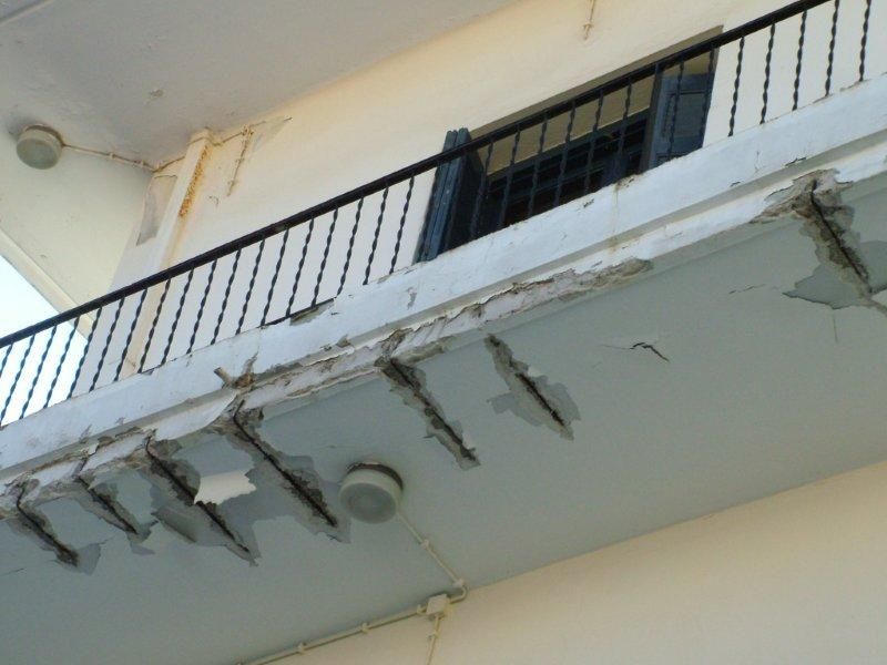 Επισκευές οπλισμού, μονώσεις τοίχων, χρωματισμός.