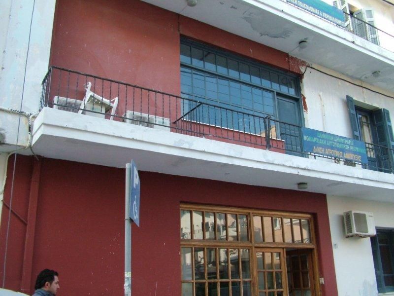 Επισκευές οπλισμού, μονώσεις τοίχων, χρωματισμός.