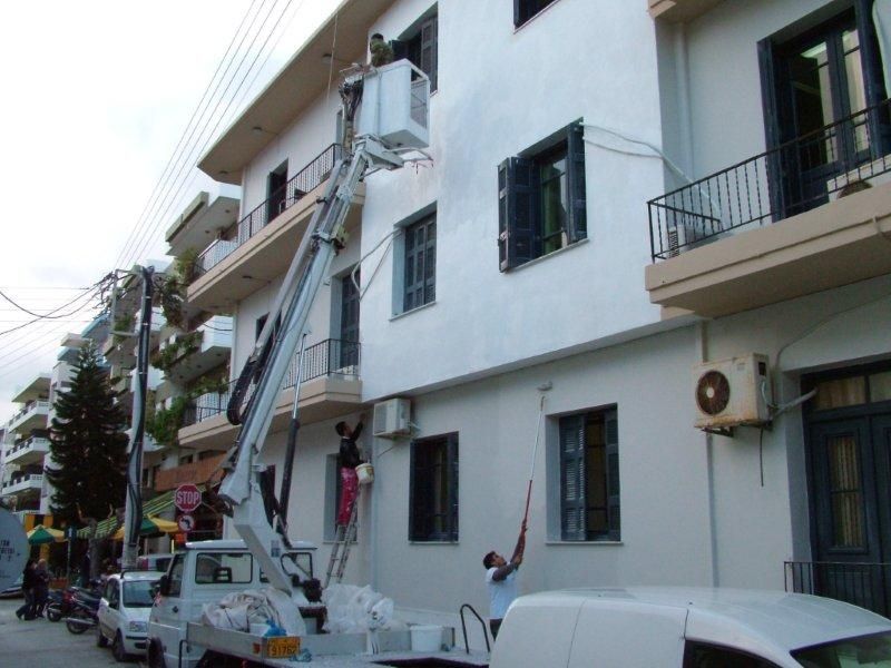 Επισκευές οπλισμού, μονώσεις τοίχων, χρωματισμός.